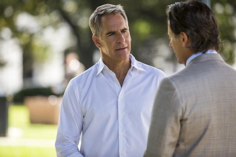 Noch haben Pride (Scott Bakula, l.) und seine Kollegen, keine Spur zum Mörder einer Marinerichterin. Doch kann Councilman Douglas Hamilton (Steven Weber, r.) weiterhelfen? – Bild: CBS Broadcasting Inc.