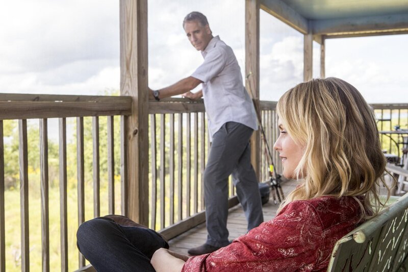 Pride (Scott Bakula, l.) ermittelt in einem neuen Fall und erhofft sich die Hilfe von Katherine Wilson (Laura Allen, r.). Doch kann sie wirklich helfen? – Bild: CBS Broadcasting Inc.