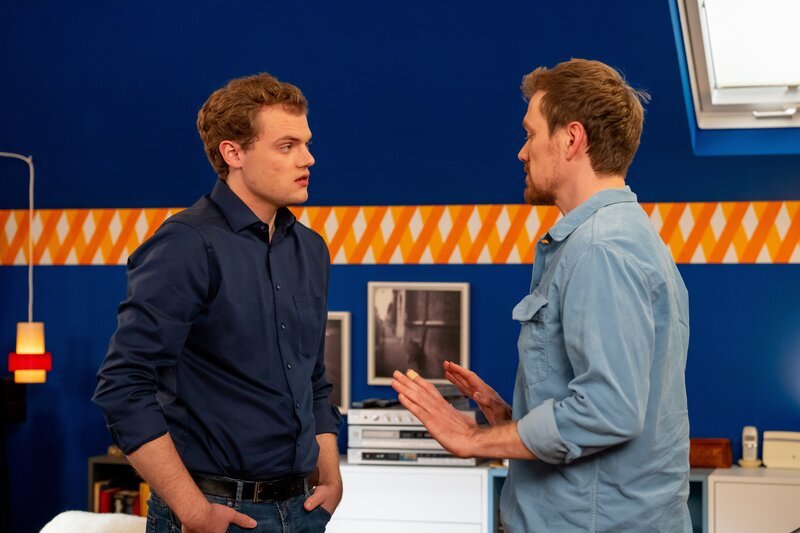 Charly (Nils Kreutinger, rechts) muss seinem Bruder Philipp (Philipp Schneider, KLD, links) versichern, dass er im Bezug auf Tina keinen Mist bauen wird. – Bild: Ewa WIese /​ com.fourallportal.tpl.util.TplContext@74579e60 /​ BR/​Ewa WIese