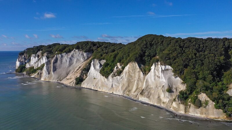 Møns Klint: Die Kreidefelsen der Insel Møn sind die höchsten Dänemarks und erstrecken sich über eine Länge von sechs Kilometern. Die Steilküste entstand bereits vor rund 70 Millionen Jahren. – Bild: NDR/​Florian Melzer /​ ZDF