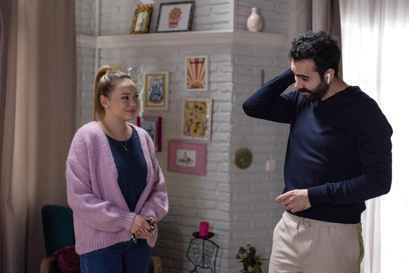 Baris (Metehan Demiröz) ist es peinlich, als Ronja (Theresa Traser) ihn bei seiner heimlichen Flashmob-Mission erwischt. – Bild: RTL /​ Dennis-Alexander Hundt /​ Zweite Chance für die Liebe