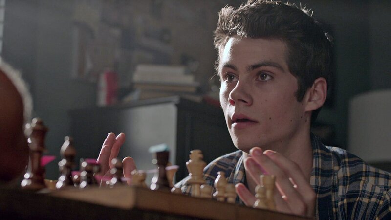 Stiles (Dylan O’Brien) tut sein Bestes, seinen Vater davon zu überzeugen, dass halb Beacon Hills aus übernatürlichen Wesen besteht. Dieser will seinem Sohn zunächst natürlich nicht glauben, doch dann schlägt der Darach wieder zu und zeigt sein wahres Gesicht. – Bild: RTL II