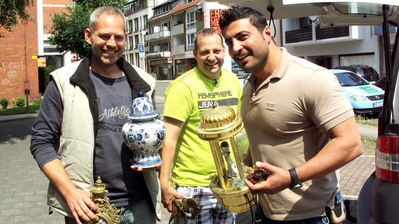 Trödelprofi Sükrü (re.) mit Marc (li.) und Dennis – Bild: RTL II