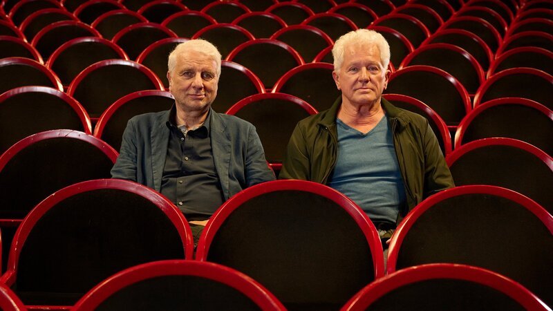 Das Münchner «Tatort»-Duo taucht für den neuen Fall in den hektischen Theaterbetrieb ein, v.li.: Udo Wachtveitl als Franz Leitmayr, Miroslav Nemec als Ivo Batic – Bild: SRF/​BR/​Claussen+Putz Filmproduktion GmbH/​Walter Wehner
