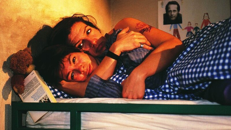 Als Susanne (Cheryl Shepard, vorne) sich eines nachts einsam fühlt und über Thomas’ Tod verzweifelt, tröstet Walter (Katy Karrenbauer) sie. Beide kommen sich körperlich näher … – Bild: RTL