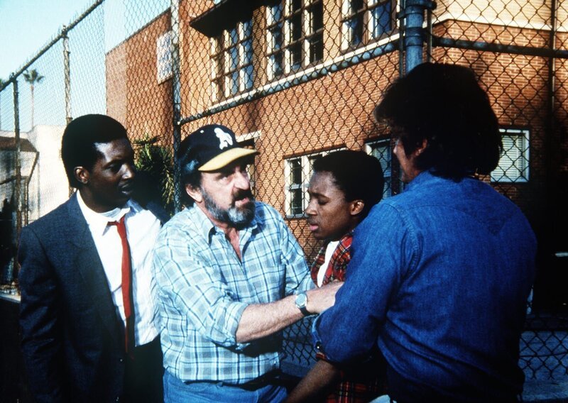 Wieder hat es einen Fall von Drogenmissbrauch an der Schule gegeben. Mark (Victor French, 2.v.l.) und Jonathan (Michael Landon, r.) greifen ein. – Bild: Worldvision Enterprises, Inc.