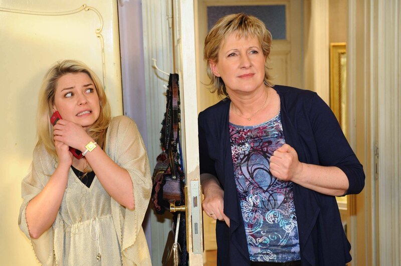 Susanne (Heike Jonca, r.) ahnt nicht, dass Katja (Karolina Lodyga, l.) ihr Kind schnellstmöglich loswerden möchte … – Bild: SAT.1 /​ Oliver Ziebe