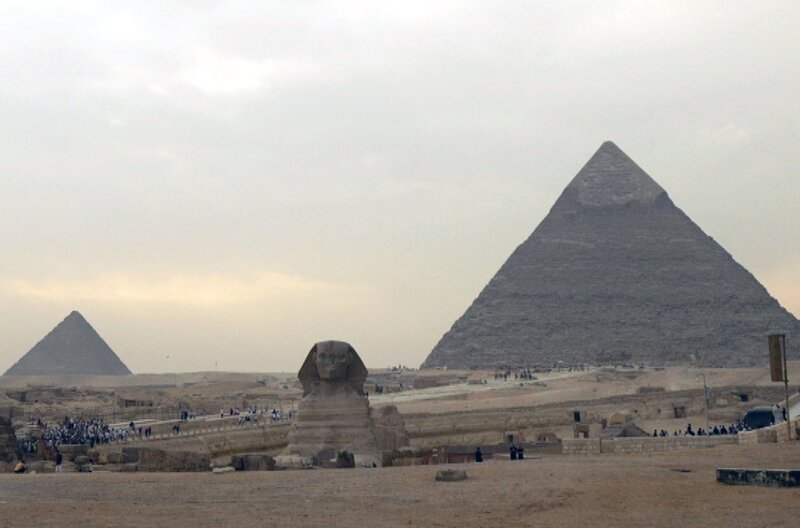 Die Erbauer der monumentalen Felsengräber im Tal der Könige gingen als die Initiatoren des ersten nachweisbaren Streiks der Menschheit in die Geschichte ein. – Bild: Elephant Doc