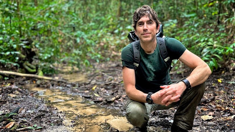 Durch die Wildnis mit Simon Reeve Das Kongo-Becken Moderator Simon Reeve mit dem Naturschützer Adams Cassinga im Kongo. – Bild: SRF/​BBC/​The Garden/​Jonathan Young