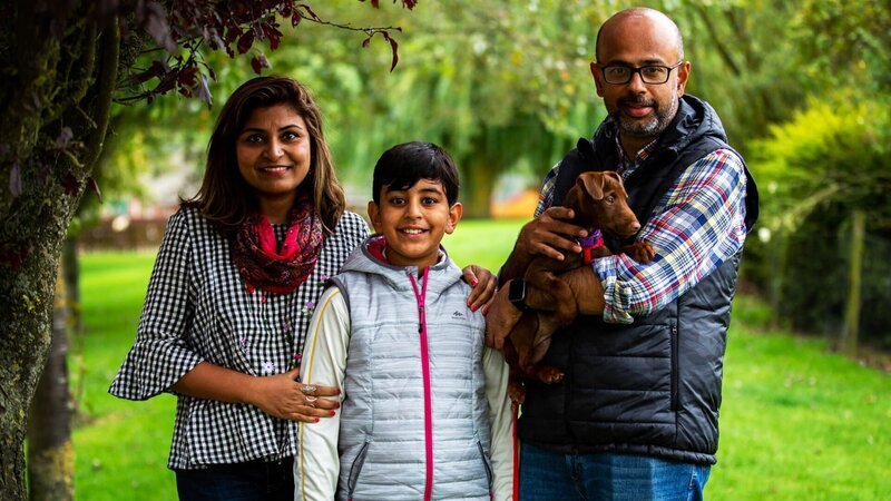 Eine Familie mit einem Hund. – Bild: Warner Bros. Discovery