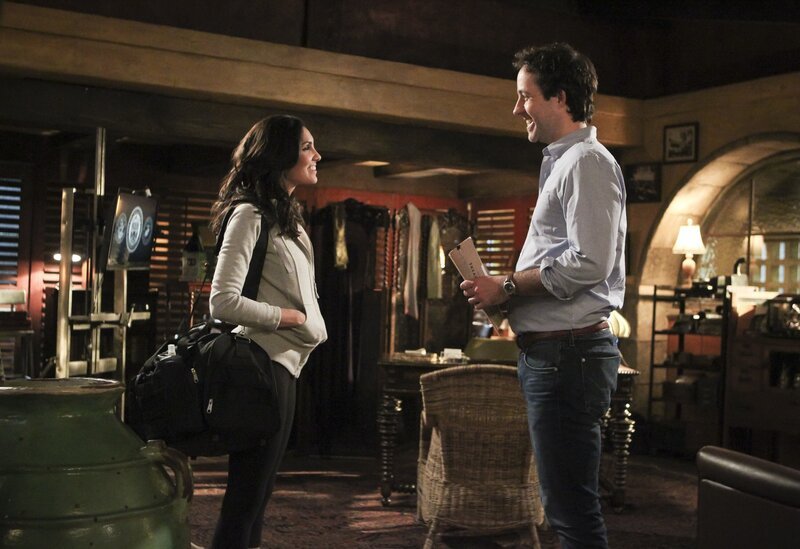 Freuen sich, sich wiederzusehen, während Sam undercover ermittelt: Nate (Peter Cambor, r.) und Kensi (Daniela Ruah, l.) … – Bild: CBS Broadcasting, Inc.