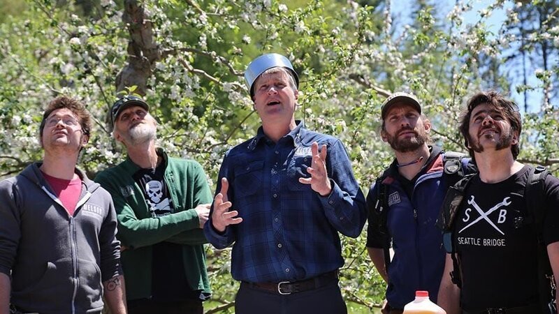 Pete Nelson and the build crew talking through the treehouse build at Angry Orchard. – Bild: Discovery Communications