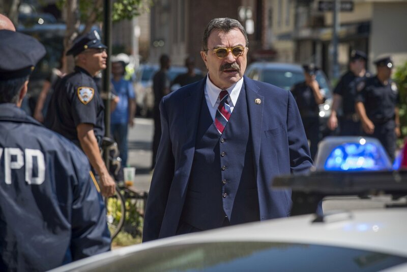 Ist NYPD-Chef Frank Reagan (Tom Selleck, m.) ein alles entscheidender Fehler unterlaufen? – Bild: Jeff Neumann /​ CBS /​ CBS Broadcasting Inc. All Rights Reserved.