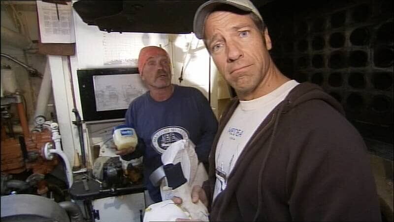 Klapperschlangenfänger, Bienenjäger, Fischverarbeiter oder Aasbeseitiger auf befahrenen Straßen: Es sind die unangenehmen und gefährlichen Jobs, die Mike Rowe kennenlernen will. Allerdings nicht duch Zuschauen, sondern indem er mitmacht. Unter Anleitung erfahrener Profis lässt er sich auf oftmals haarsträubende Arbeiten ein. In dieser Folge muss er in einen Dampfkessel steigen, für Erosionsschutz sorgen und kleine Krabbeltiere züchten. – Bild: Discovery Communications, Inc.