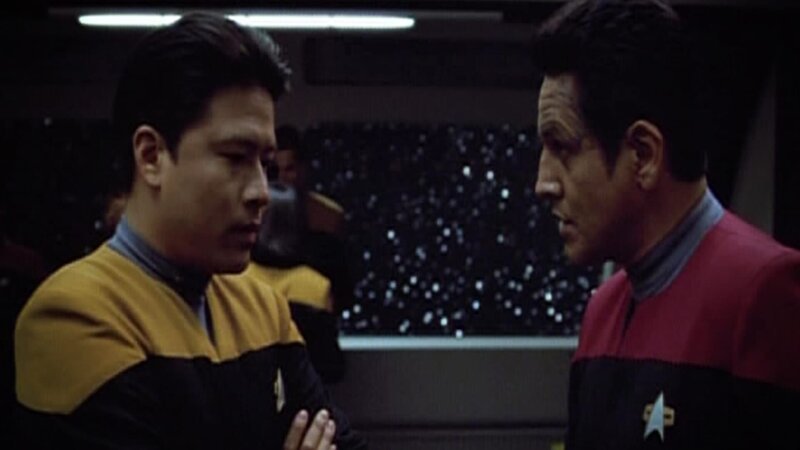 Harry Kim (Garrett Wang, l.) und Chakotay (Robert Beltran, r.) – Bild: Tele 5