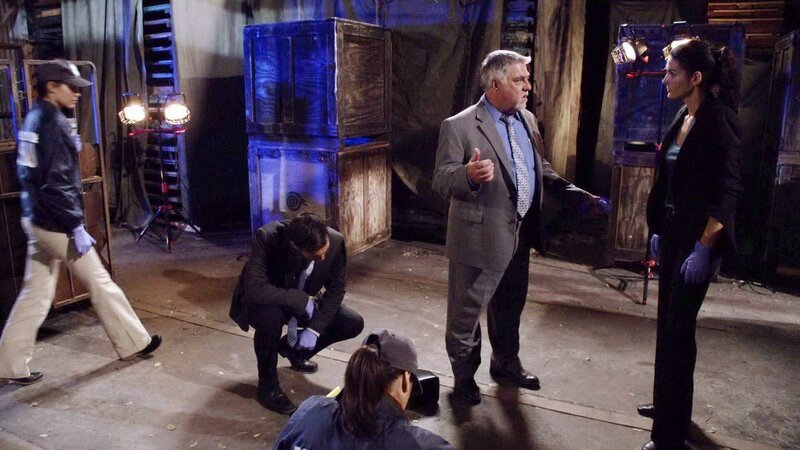 Maura ist in eine gefährliche Falle getappt: Sie wurde zu einem angeblichen Tatort gelockt, an dem eine Gestalt auf sie wartete, sie brutal angriff und entführte. Det. Jane Rizzoli (Angie Harmon, r.), Det. Vince Korsak (Bruce McGill, 2.v.r.) und das restliche Team werten fieberhaft die Spuren am Tatort aus, um ihre Kollegin so schnell es geht zu finden. – Bild: RTL /​ VOX /​ Katz und Maus