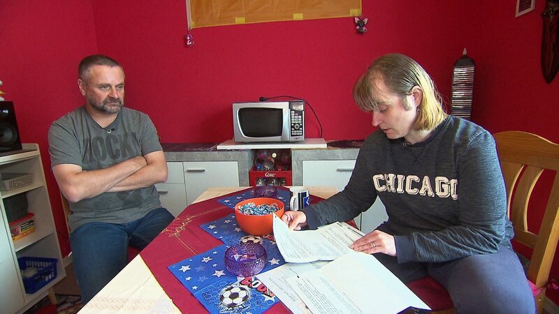 Die Wohnung von Jessica und Olaf erstrahlt nicht nur in neuem Glanz, auch der Konflikt mit dem Vermieter scheint beigelegt. Doch ohne feste Arbeit ist der Weg raus aus dem Jobcenter weiterhin schwierig. – Bild: RTLZWEI