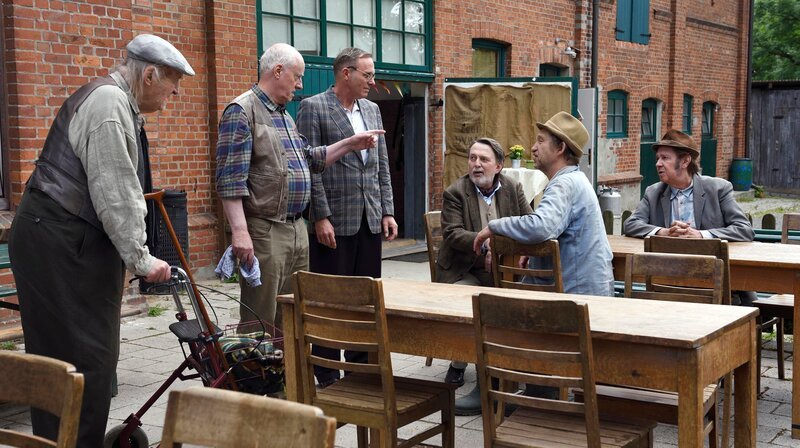 Die Bauern (Jan Fedder, re., Peter Heinrich Brix, 2. v. re.) bereiten alles vor. Doch zu dem Treffen erscheinen auch (Shorty, 2.v. li.) und Jürgen (Dirk Martens, 3. v. li.) der einen Investor für seinen maroden Friseursalon sucht, sowie Onkel Krischan (Hans Kahlert, li.) der vom Erfolg derjenigen profitieren will, die er als Musiklehrer unterrichtete. – Bild: NDR/​Nicolas Maack