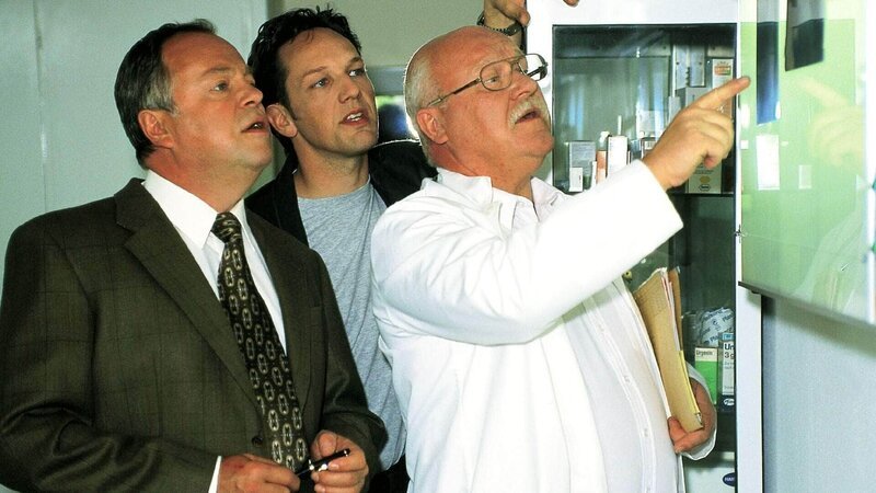 Stefan Kehler (Wolfgang Bathke, li.) und Ralf Bongartz (Max Gertsch, Mi.) versuchen, von Dr. Lachmann (Hans Teuscher) mehr über ihren aktuellen Fall zu erfahren. – Bild: MG RTL D