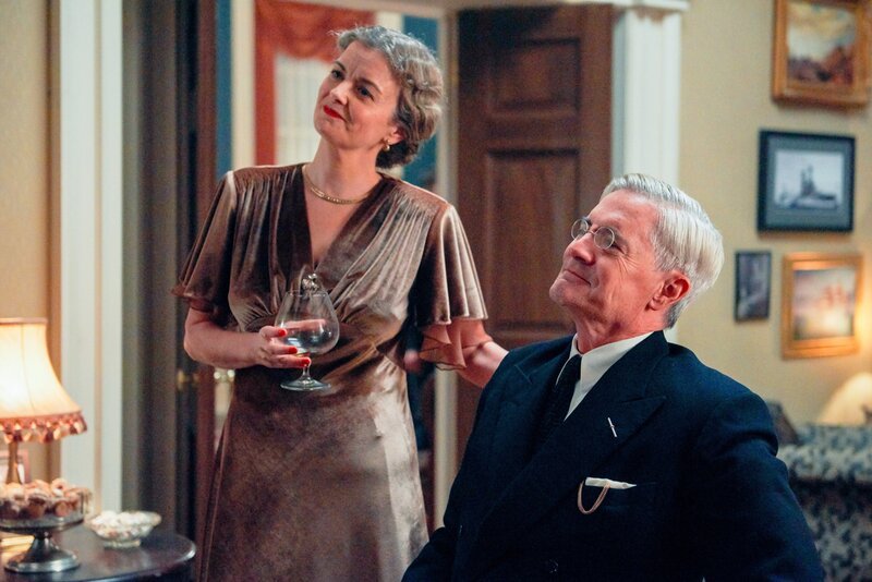 Missy LeHand (Lucy Russell) und Franklin (Kyle MacLachlan) begrüßen am Weihnachtsabend ihre Gäste. – Bild: ORF/​Beta Film/​Julie Vrabelová