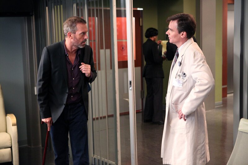 Als der übergroßzügige Millardiar Wilsons (Robert Sean Leonard, r.) Patientin eine Niere spenden will, wirft er sämtliche Grundprinzipien über Bord. House (Hugh Laurie, l.) ist fassungslos … – Bild: Adam Taylor