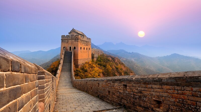 Die Große Mauer von China bei Sonnenaufgang. – Bild: phoenix/​WDR/​picture alliance/​Zoonar