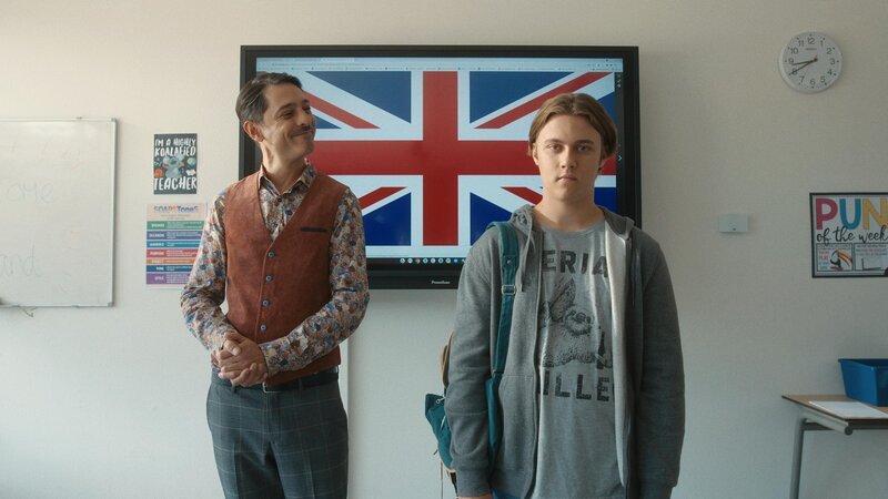 Kees (Ole Kroes) wird vom Lehrer (Sander van de Pavert) in Floors Klasse vorgestellt, weil er seine Prüfung nicht bestanden hat und das Schuljahr wiederholen muss. – Bild: NDR/​NL Film
