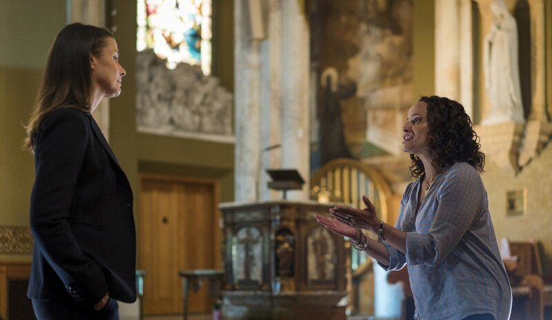 Wer will plötzlich die bekannte Aktivistin Garza (Judy Reyes, r.) auslöschen? Anwältin Erin (Bridget Moynahan, l.) versucht, mit allen Mitteln zu verhindern, dass die illegale Bürgerin abgeschoben wird … – Bild: Michael Parmelee /​ CBS