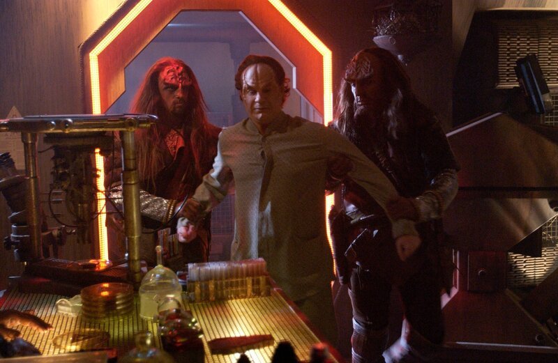 In the middle: Dr. Phlox (John Billingsley) – Bild: Paramount Pictures /​ SYFY
