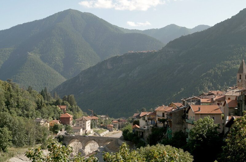 Stumme Zeugen – die Berge im französischem Mercantour sind der historische Schauplatz einer Tragödie aus dem Zweiten Weltkrieg, die Jean-Marie Gustave Le Clézio 1992 in „Fliehender Stern“ aufgriff. – Bild: Elephant Doc