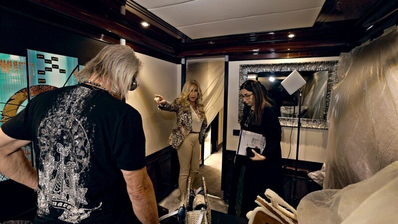 Im Wüstenresort Bab Al Shams sucht Robert Erholung, doch Davina und Shania treiben ihn an den Rand der Geduld. Um Streit zu vermeiden, startet die Familie ein großes Wüstenabenteuer mit rasanten Fahrten durch die Dünen und anschließendem Kamelreiten. Nach Spaß und Sticheleien folgt der Abschied von den Kindern. Gleichzeitig wächst der Frust über den Umbau der Indigo Star. Carmen und Robert überlegen, die Renovierung in Dubai zu stoppen. – Bild: RTLZWEI