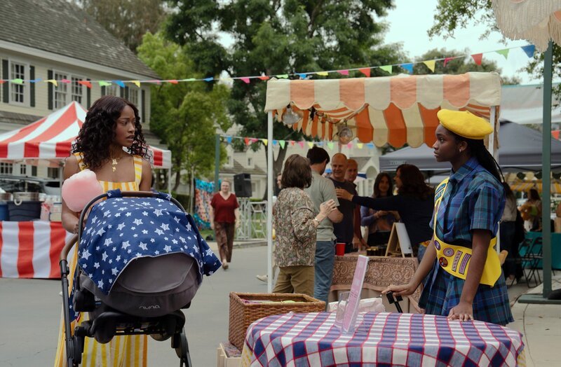 THE ’BURBS -- Episode 104 -- (l-r) Keke Palmer as Samira, Kyrie McAlpin as Rory. – Bild: PEACOCK /​ Universal /​ Universal Content Productions LLC