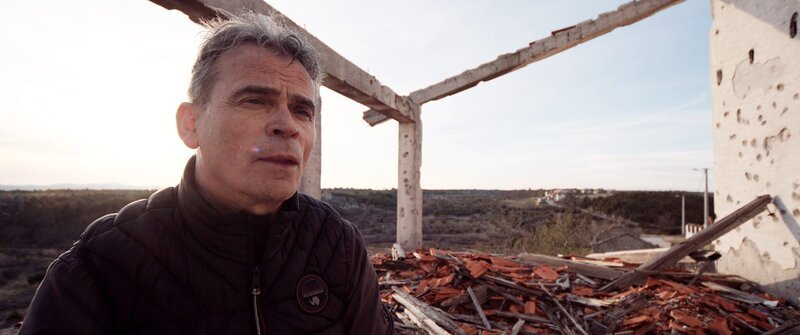 Der kroatische Hotelier Ivica ist auf Expansionskurs, wird jedoch von seiner Vergangenheit als Kriegskommandant eingeholt – sein Kind kam bei einer Sprengstoffexplosion nur knapp mit Leben davon. – Bild: MDR/​Falco Seliger