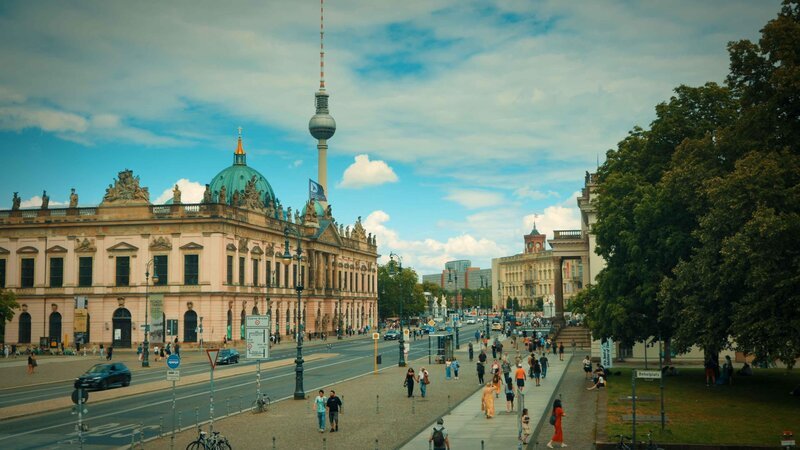 Straße von Berlin – Bild: RTL /​ DBCom Media, DBC2 inc. /​ Berlin