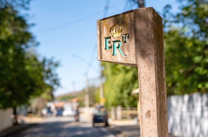 Mehr als 1.000 Wegmarker aus Beton stehen entlang Estrada Real und weisen auf den Verlauf des historischen Königsweges hin. – Bild: Jonny Müller-Goldenstedt