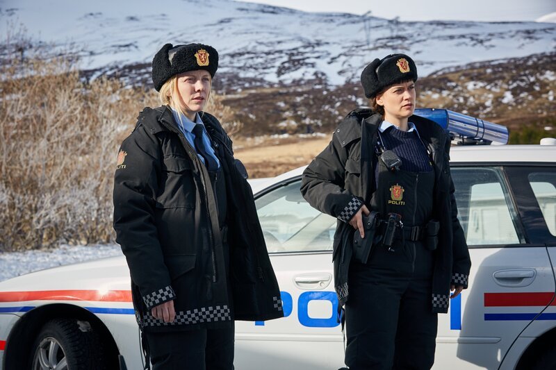 On left: (Petra) Alexandra Moen and on right PC Ingrid (Mia Jexen). – Bild: Steffan Hill