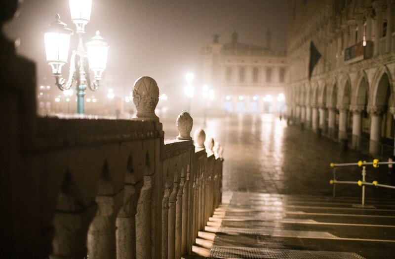 Einst zählte Venedig zu den mächtigsten Städten Europas. Heute ist die Lagunenstadt ein Ort vieler Mythen und Legenden. „Terra X History“ geht auf Spurensuche – auf Geisterinseln, Pestfriedhöfen und in alten Palästen. – Bild: phoenix/​ZDF und E+ /​ epicurean