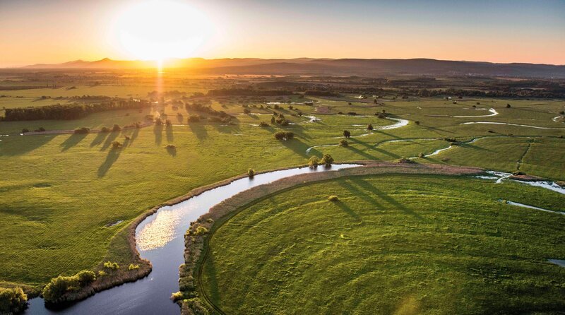 Die March von oben im Sonnenschein. – Bild: phoenix/​Tomas Hulik/​TMS