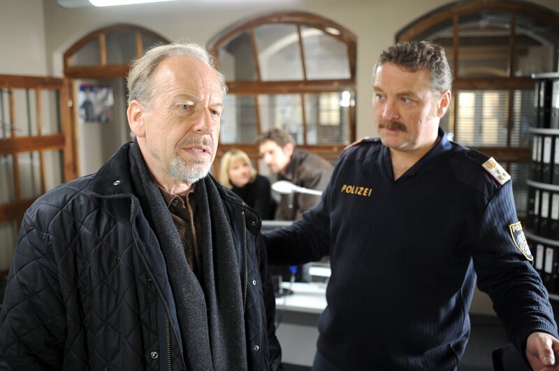 „Soko Kitzbühel“, „Der Götterbote.“ Auf einem hochgelegenen Schneefeld findet der Bergführer Trenkwalder einen Meteoriten von beachtlicher Größe, der erst vor kurzem dort eingeschlagen ist. Als Trenkwalder in seiner Wohnung ermordet aufgefunden wird und der äußerst wertvolle Himmelskörper verschwunden bleibt, muss sich die SOKO mit zwei Männer beschäftigen, die von dem Fund wussten und den Stein unbedingt in ihren Besitz bringen wollten: Der Hobby-Astronom Prof. Thorwald Drewe und der leidenschaftliche schwedische Sammler Petter Larrsson. Zu den beiden kann den Beamten das Ehepaar Leysch, in dessen Haus der Ermordete gewohnt hat, interessante Hinweise liefern. Der Bürgermeister des Ortes, auf dessen Gemeindegebiet der Meteorit gefunden wurde, beansprucht allerdings ebenfalls ein Besitzrecht auf den Stein und wirft damit neben der Frage nach dem Täter die grundsätzliche Frage auf: Wem gehört das, was vom Himmel fällt? – Bild: ORF/​BEO-Film/​Bernd Schuller