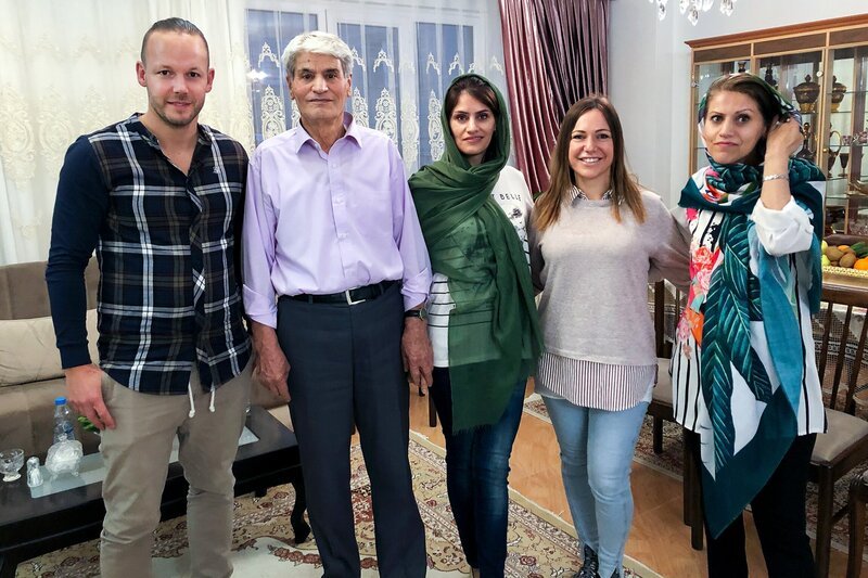 Meine fremde Heimat Iran Sima (2.v.r.) und Remo (l.) Diethelm mit Simas Onkel und ihren Cousinen. – Bild: SRF