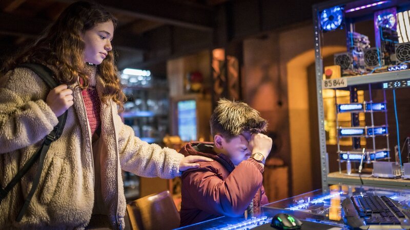 Moritz fühlt sich hilflos und versteht die Welt nicht mehr. Leo versucht, zu trösten. – Bild: NDR/​Boris Laewen