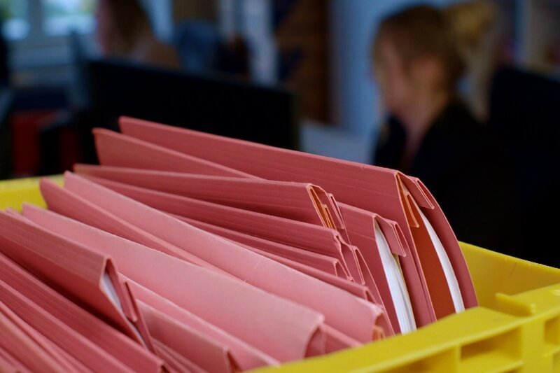 Knapp 43.000 Fälle von Herstellung, Verbreitung, Erwerb und Besitz kinderpornografischer Inhalte gab es in Deutschland im Jahr 2024. Noch entfällt nur ein kleiner Teil davon auf künstlich generiertes Material. Die entsprechenden Modelle zur Generierung von Missbrauchsabbildungen werden aber kontinuierlich besser. – Bild: Julian Krätzig / BR / Spiegel TV Knapp 43.000 Fälle von Herstellung, Verbreitung, Erwerb und Besitz kinderpornografischer Inhalte gab es in Deutschland im Jahr 2024. Noch entfällt nur ein kleiner Teil davon auf künstlich generiertes Material. Die entsprechenden Modelle zur Generierung von Missbrauchsabbildungen werden aber kontinuierlich besser. – Bild: Julian Krätzig / BR / Spiegel TV
