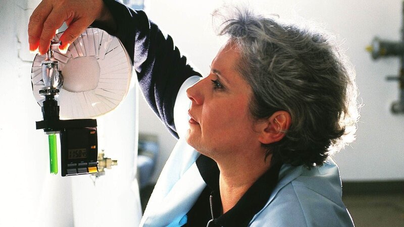 Der diabolische Hagen Keyser hat Uschi (Barbara Freier) dazu gebracht, in der zentralen Wasserversorgung von Reutlitz einen Gift-Sprengsatz anzubringen, der sämtliche Insassinnen ins Jenseits befördern soll … – Bild: RTL Deutschland