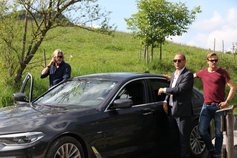 Oberst Otto Dirnberger (Dietrich Siegl., M.), Major Carl Ribarski (Stefan Jürgens, l.) und Bezirksinspektor Simon Steininger (Michael Steinocher, r.) sind im Almtal angekommen, wo Dirnbergers Ex-Kollege ermordet wurde. – Bild: ORF/​Satel Film/​Stefan Haring