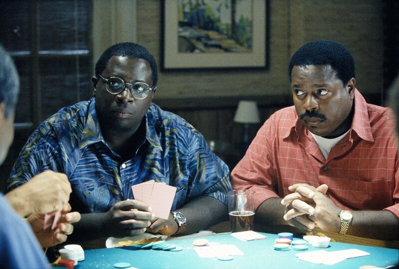 L-R: Abraham ‚Abe‘ Kenarban (Gary Anthony Williams, l.) und Brian (Edward James Gage) – Bild: ViacomCBS