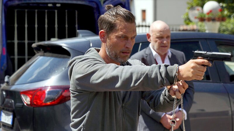 Holzer (Julian Schmieder, li.) und Mafiaboss Saffione (Christian Redl) brechen aus. – Bild: ARD Degeto/​Hans-Joachim Pfeiffer