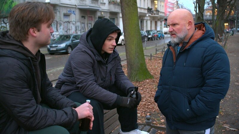 Joe will seine Enkelin Joanna vor den Folgen der Brandstiftung schützen. Doch statt Verantwortung zu übernehmen, verlangen Alex und Maurice 10.000 Euro Schweigegeld. Geht Joe auf die Erpressung ein – oder setzt er ihnen klare Grenzen? – Bild: RTLZWEI