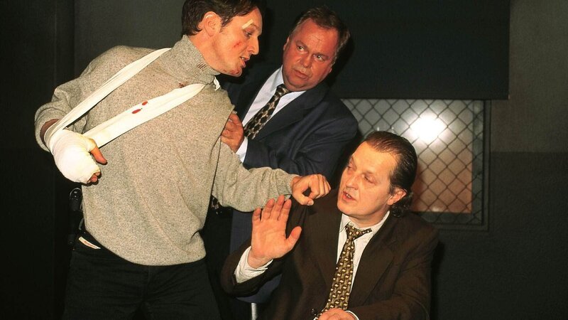 Beim Kinderhändler Petzold (Paul Faßnacht, re.) wurde ein Baby „reklamiert“. Das Baby wurde tot auf einem Schrottplatz gefunden. Bongartz (Max Gertsch, li.) und Kehler (Wolfgang Bathke) vernehmen Petzold. – Bild: MG RTL D