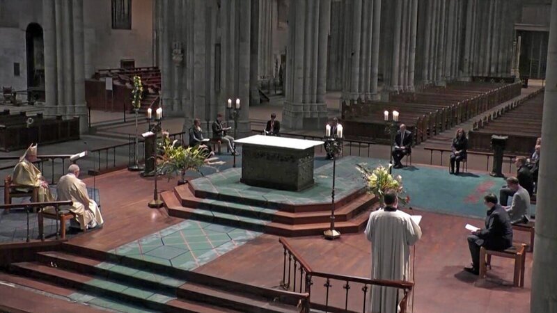 Gottesdienst im Kölner Dom zur Zeit der Coronapandemie. – Bild: Bibel TV /​ Domradio.de