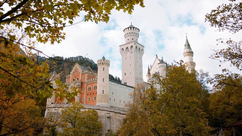 Schloss Neuschwanstein bei Füssen im Ostallgäu. – Bild: BR/​Bewegte Zeiten Filmproduktion GmbH/​Frank Becht